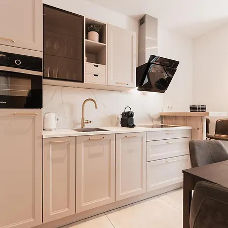 Appartement Center-apartment - Im Stadtzentrum In Perfekter Lage & Balkon *