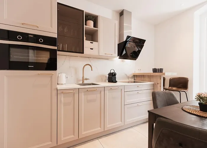 Lägenhet Center-apartment - Im Stadtzentrum In Perfekter Lage & Balkon *