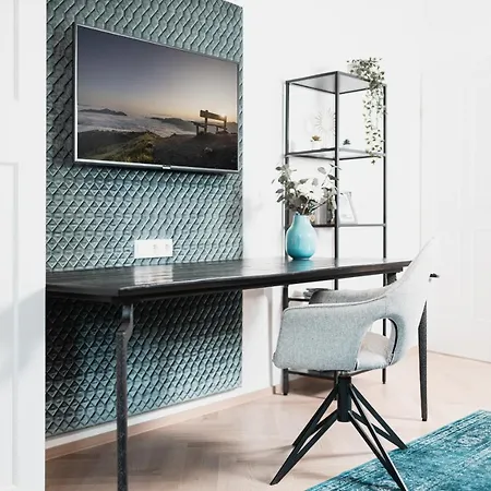 Center-apartment - Im Stadtzentrum In Perfekter Lage & Balkon Lejlighed *